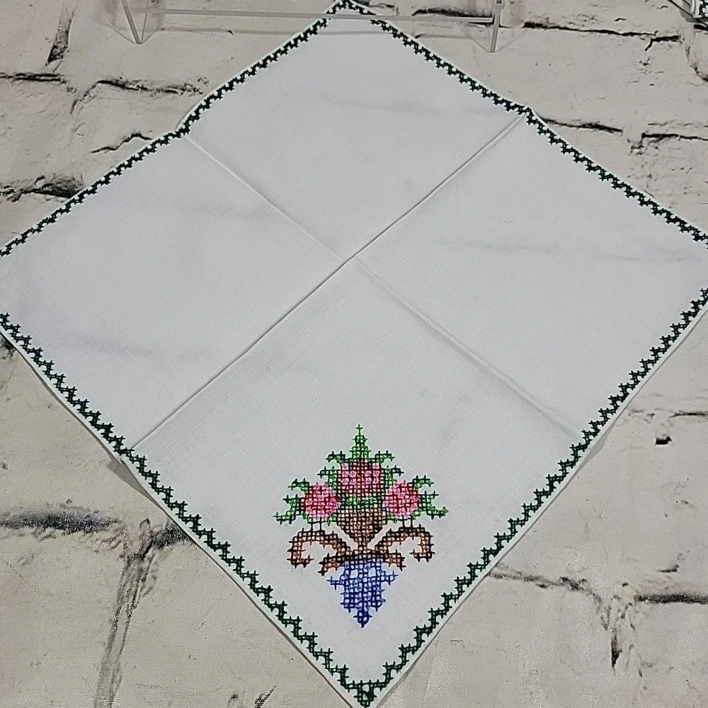 Vintage Cross-Stitch Embroidered Cloth Napkins Lot Of 4‎ Traditional Grannycore